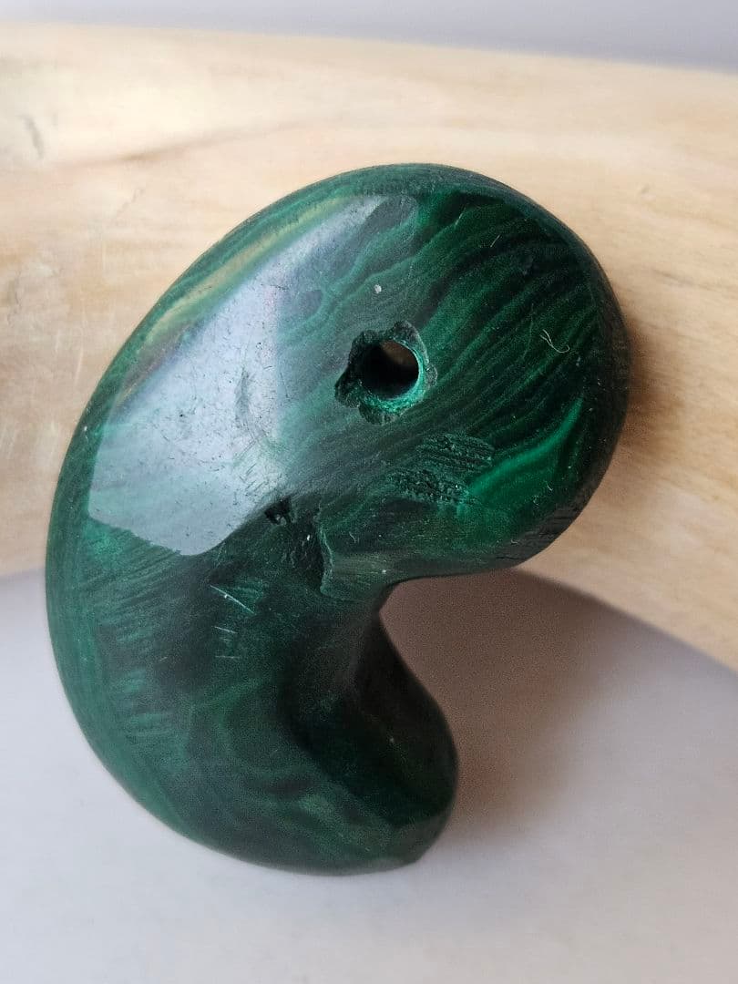 綺麗 緑に黒い 縞 勾玉