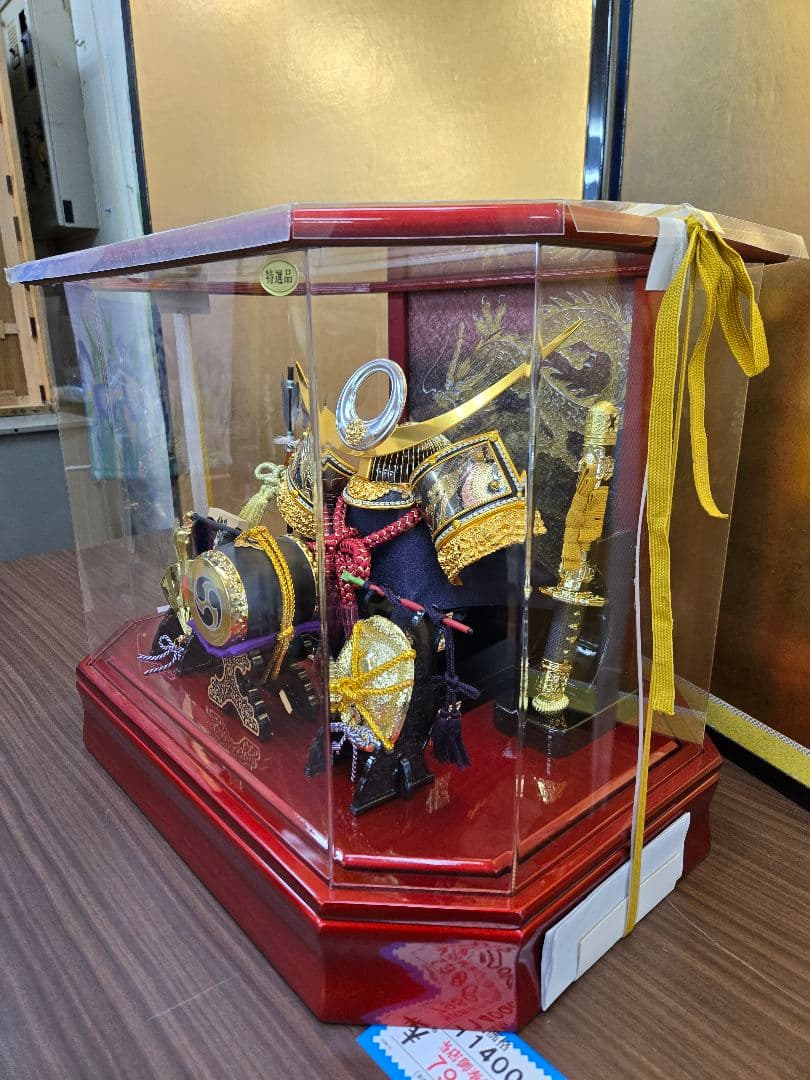 【展示品限り】五月人形　兜　上杉謙信　ケース飾り　※閉店セール　K31