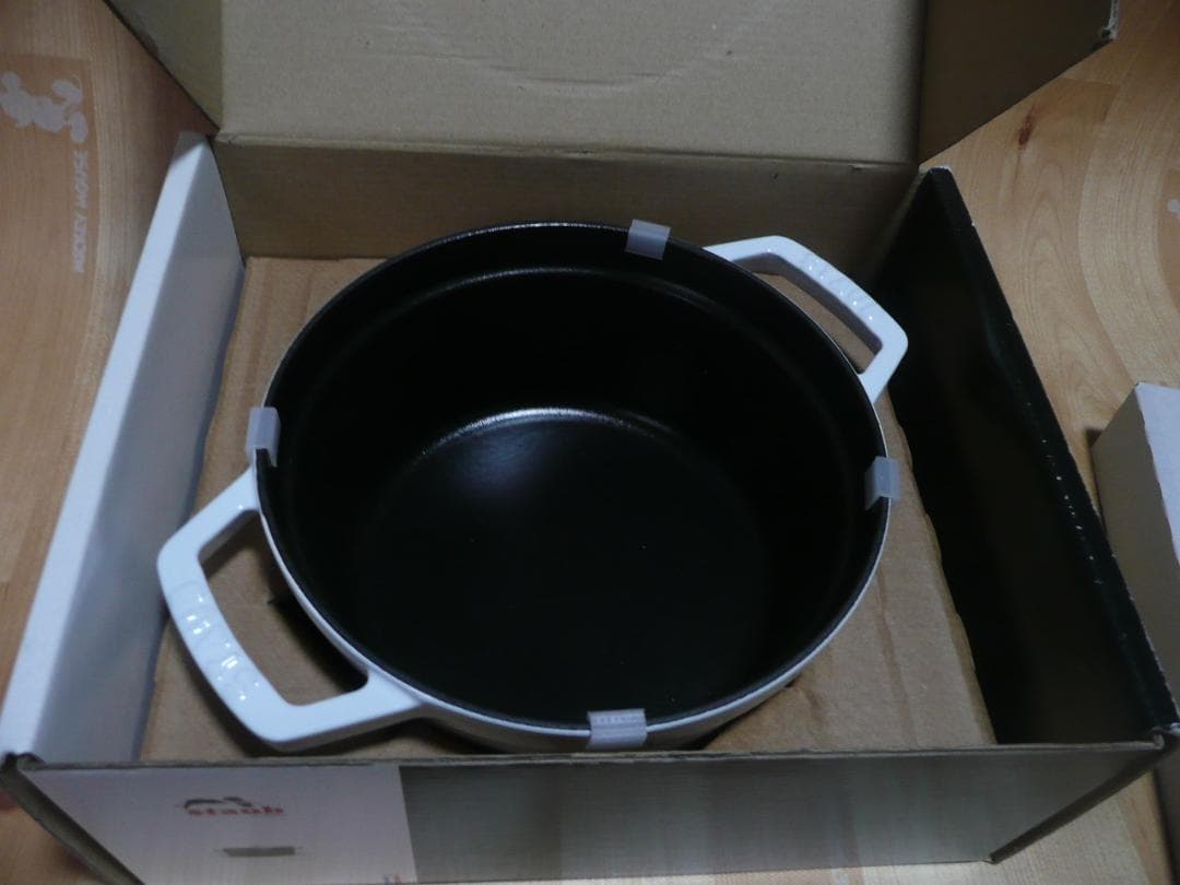 新品　Staubストウブ　Staub　ホワイト　ココットラウンド　20㎝