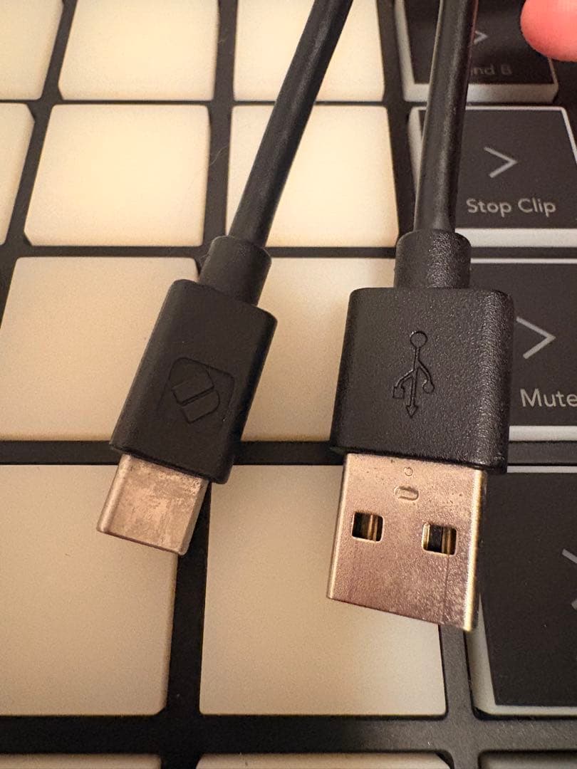 Novation LAUNCHPAD X MIDIコントローラー　中古