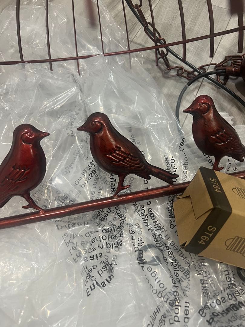 鳥モチーフのブロンズペンダントライト