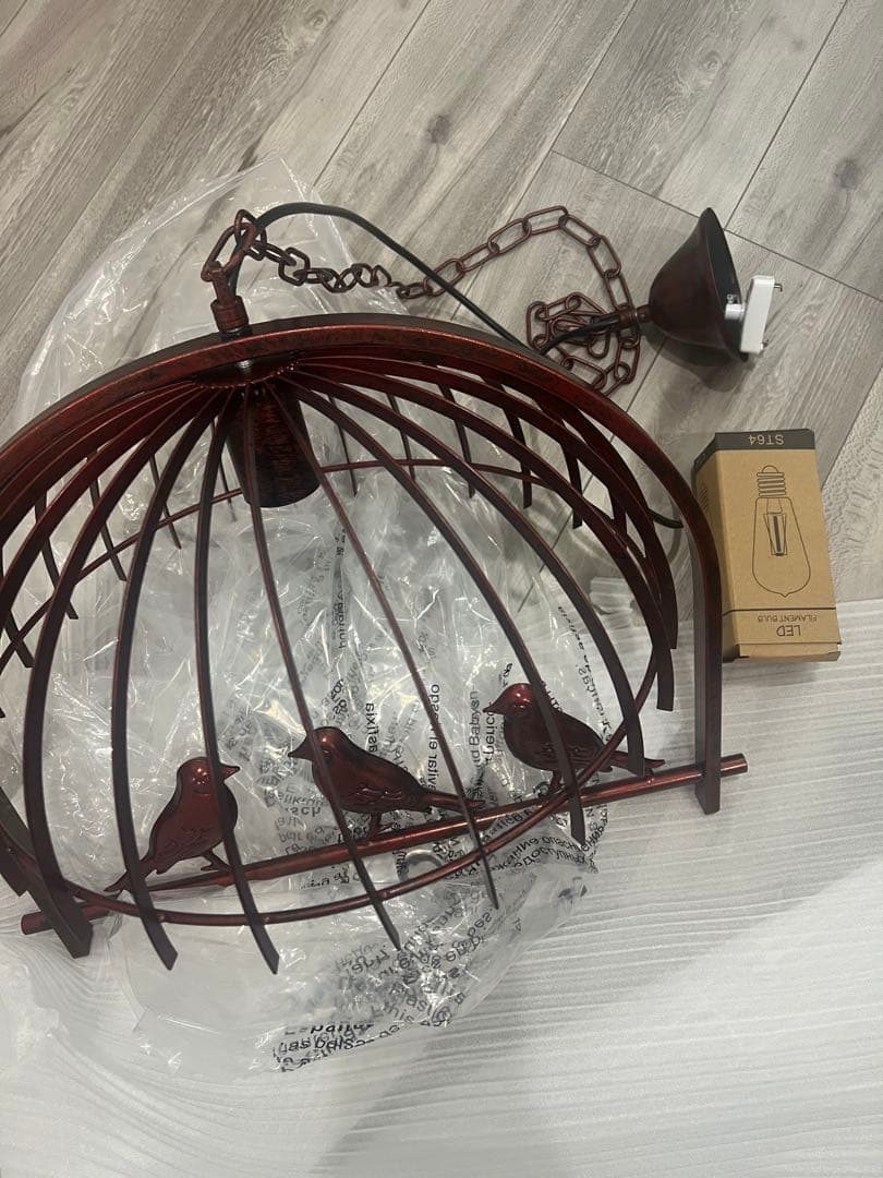 鳥モチーフのブロンズペンダントライト