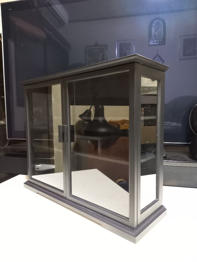 スタイリッシュ　モダン　三面　硝子　マット　ブラック　ショーケース　三段