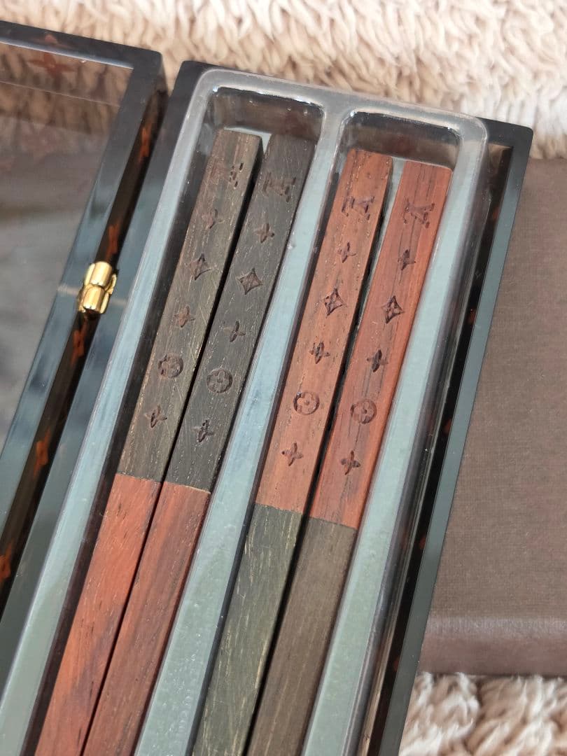 【新品未使用】ルイ・ヴィトン　25周年記念　木製箸セット　アクリルケース付き