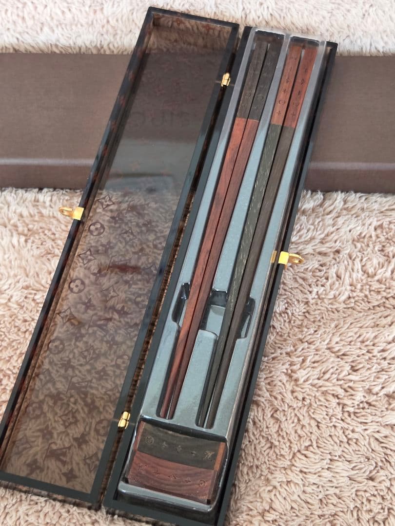 【新品未使用】ルイ・ヴィトン　25周年記念　木製箸セット　アクリルケース付き