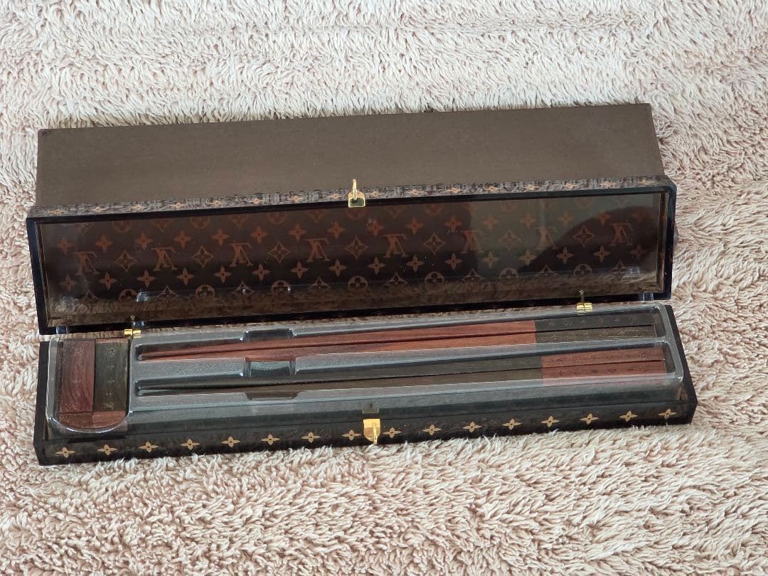 【新品未使用】ルイ・ヴィトン　25周年記念　木製箸セット　アクリルケース付き