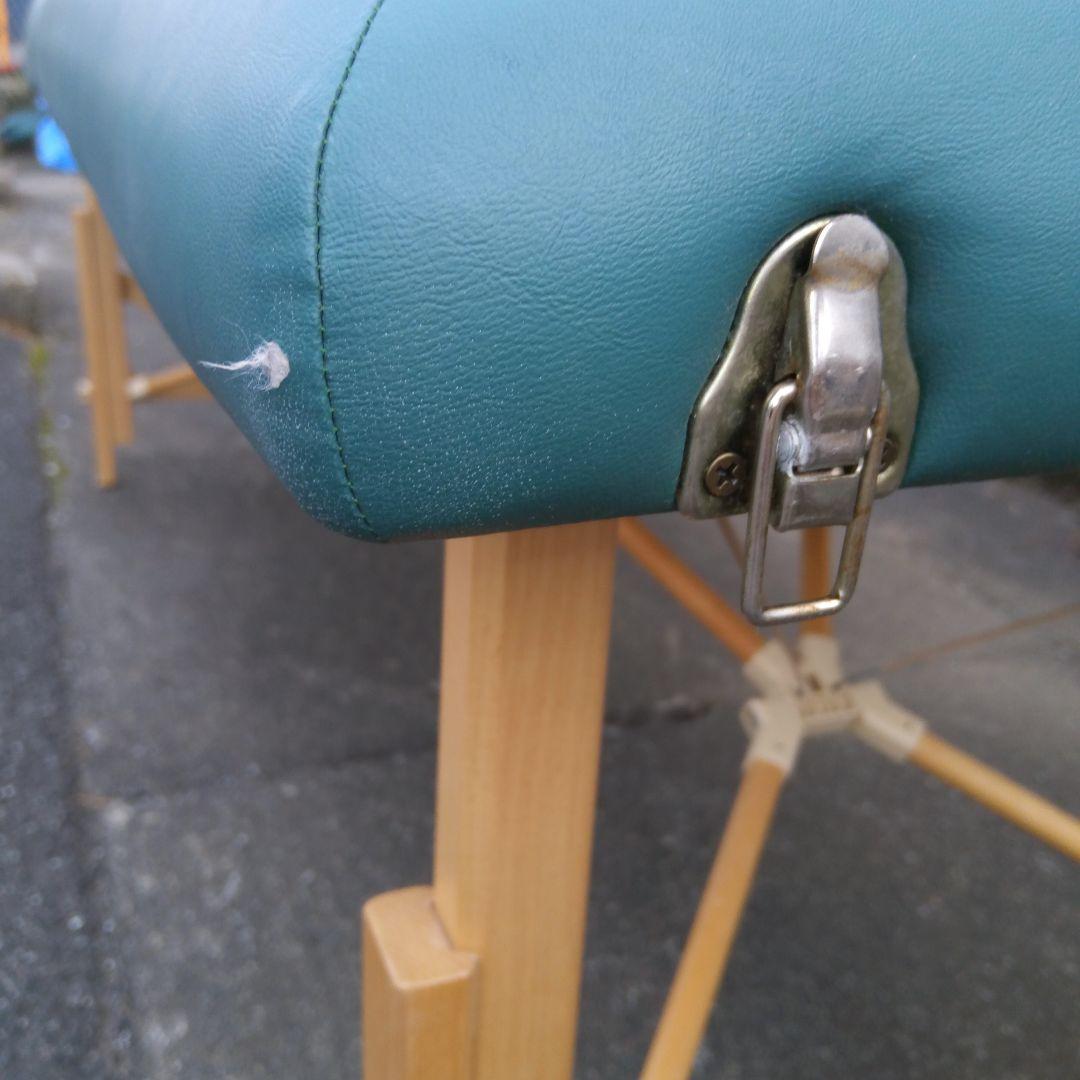 青い折りたたみベッド