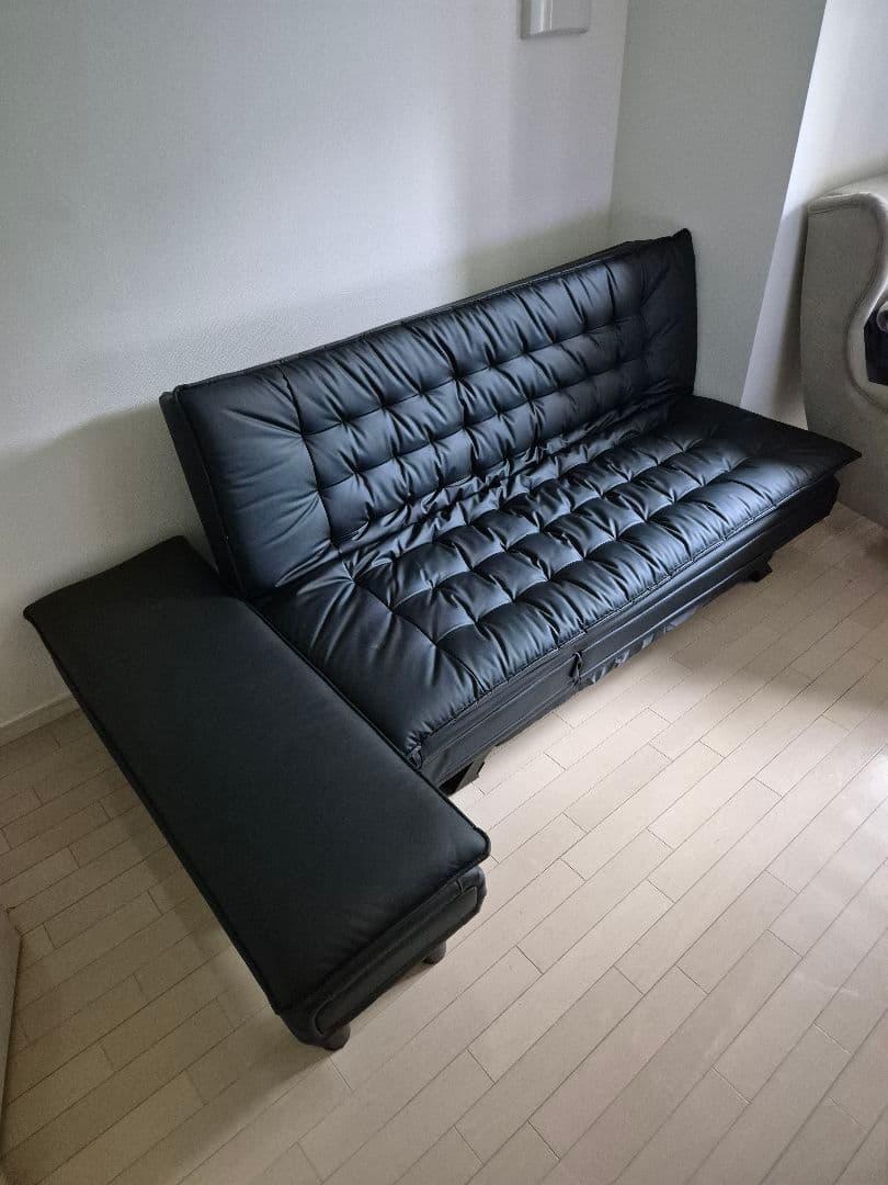 黒い合成皮革ソファベッド / コレクションのみ