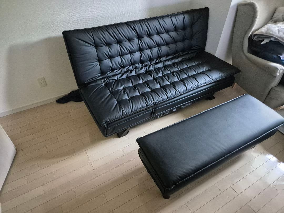 黒い合成皮革ソファベッド / コレクションのみ