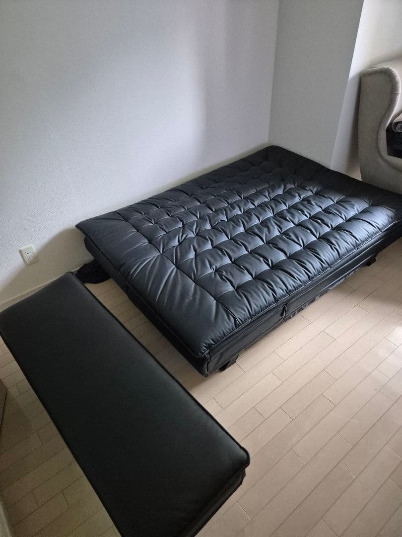 黒い合成皮革ソファベッド / コレクションのみ