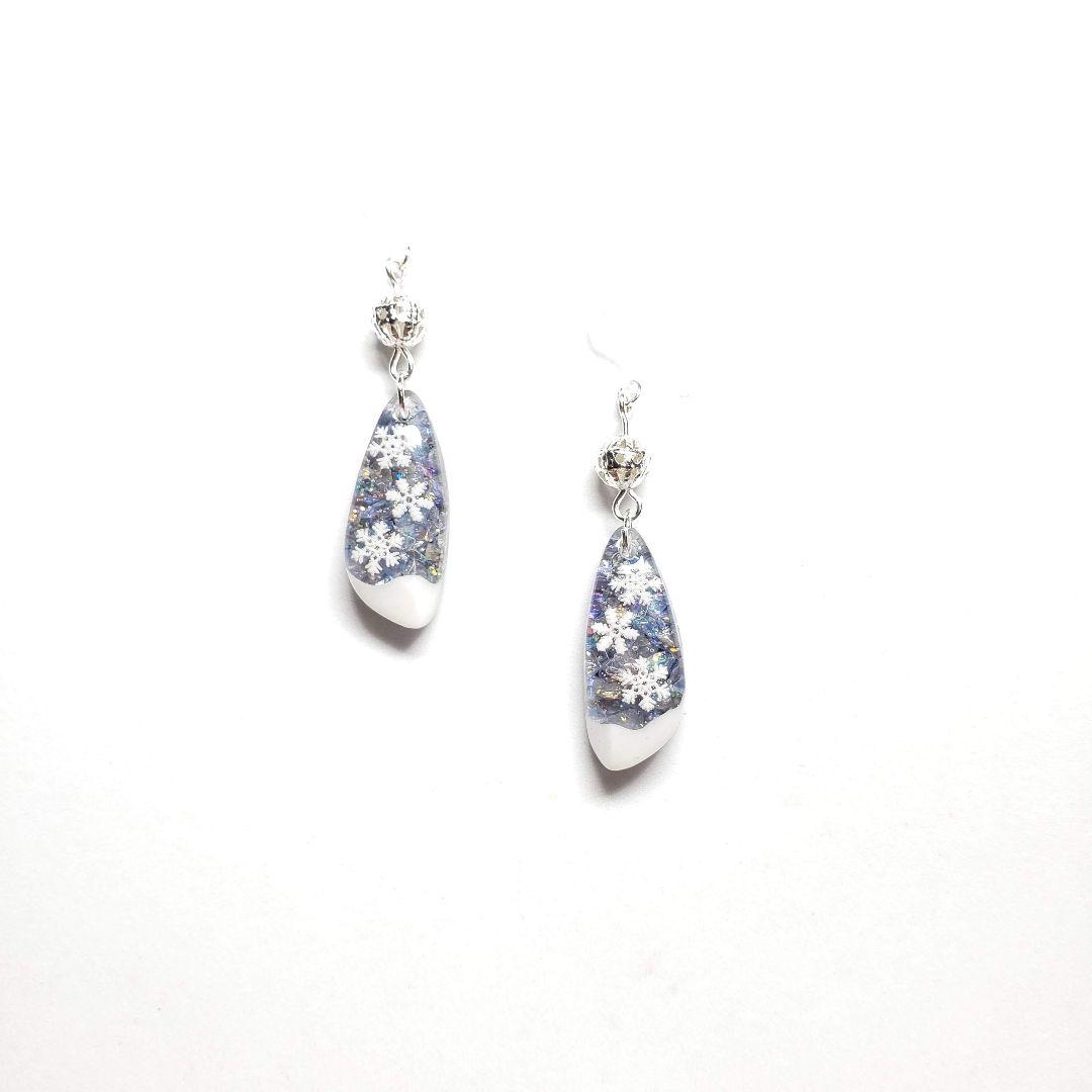 No.592-D　雪の結晶☆ガラスクリスタル☆レジン☆ピアス・イヤリング(グレー