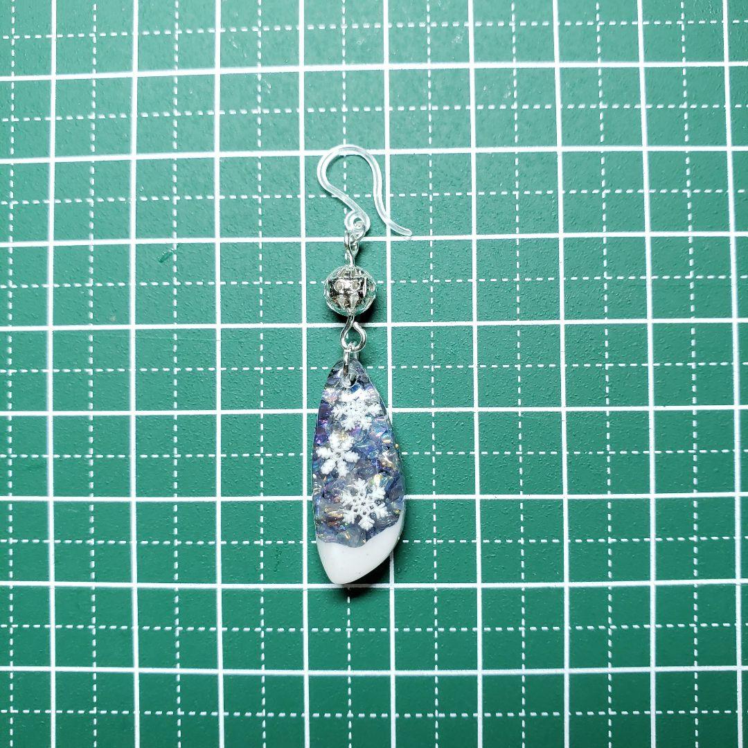 No.592-D　雪の結晶☆ガラスクリスタル☆レジン☆ピアス・イヤリング(グレー