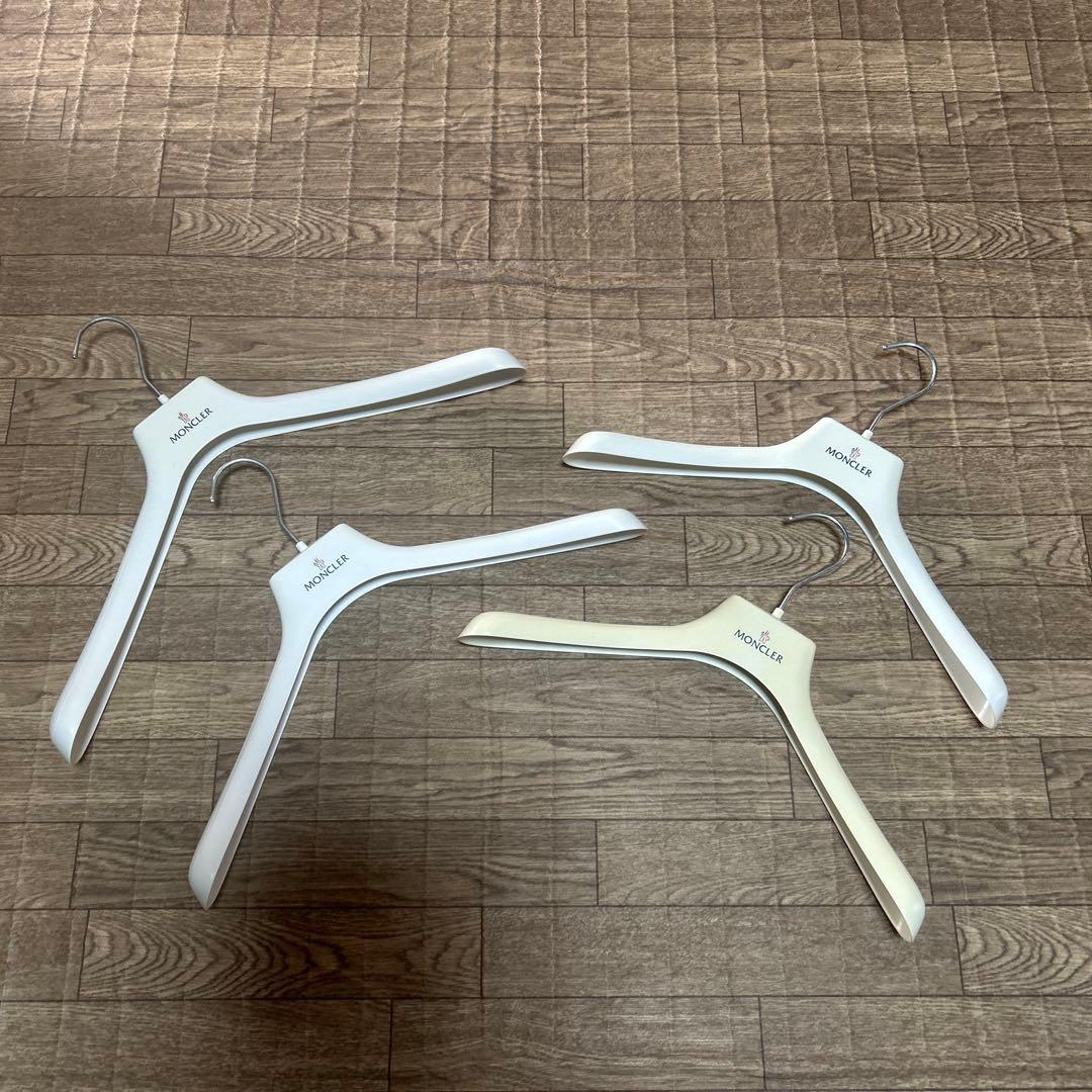 MONCLER モンクレール ハンガー 4本セット 45 42 38 - メルカリ