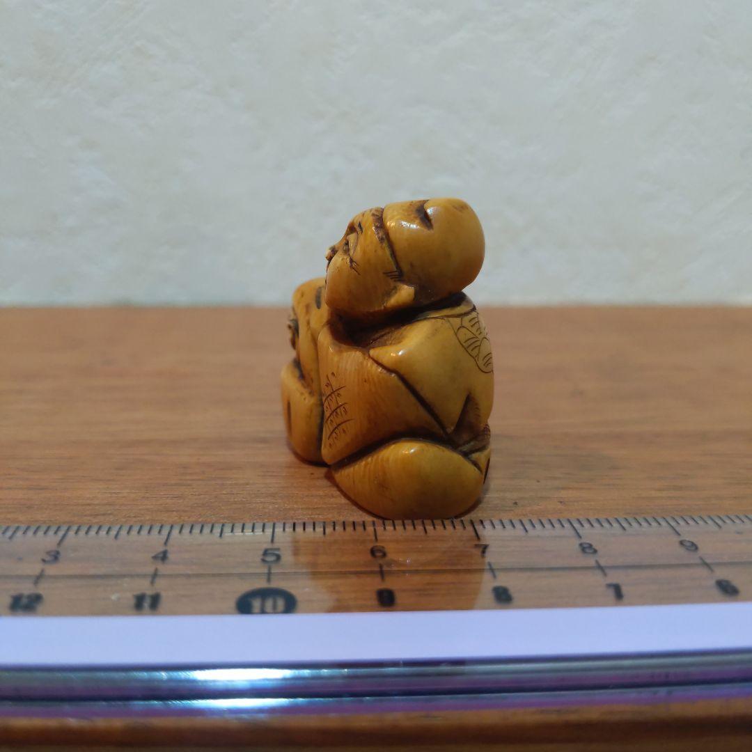 時代提げ物 人物根付 天然素材 在銘【達磨職人】高さ約3.3cm 重さ約20ｇ