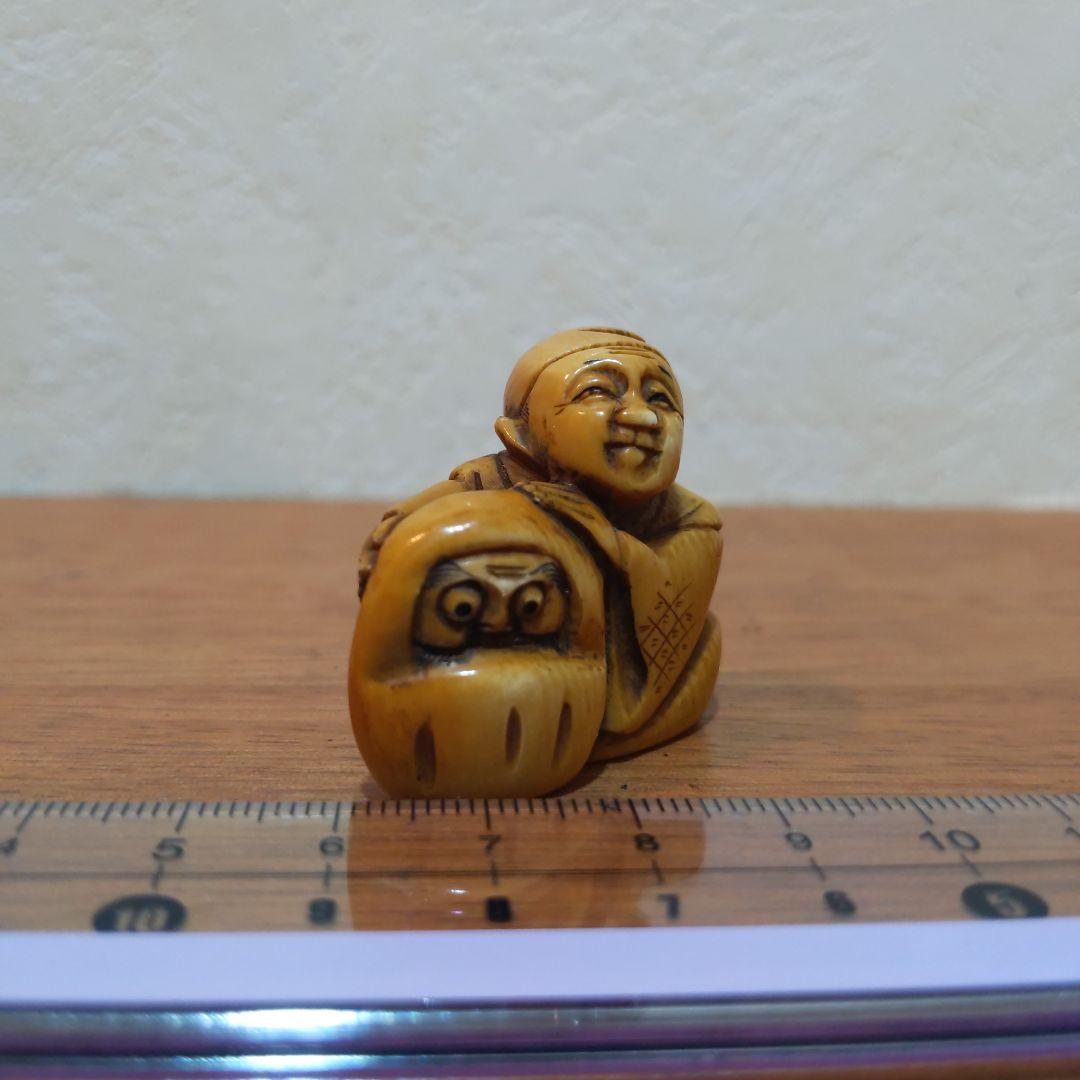 時代提げ物 人物根付 天然素材 在銘【達磨職人】高さ約3.3cm 重さ約20ｇ