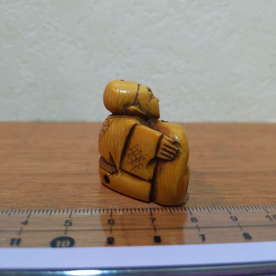 時代提げ物 人物根付 天然素材 在銘【達磨職人】高さ約3.3cm 重さ約20ｇ