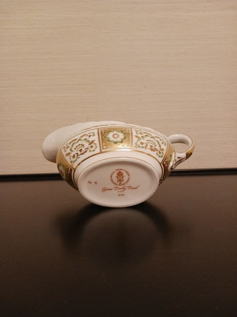 ロイヤルクラウンダービー、グリーンパネルグレービーボートソーサー