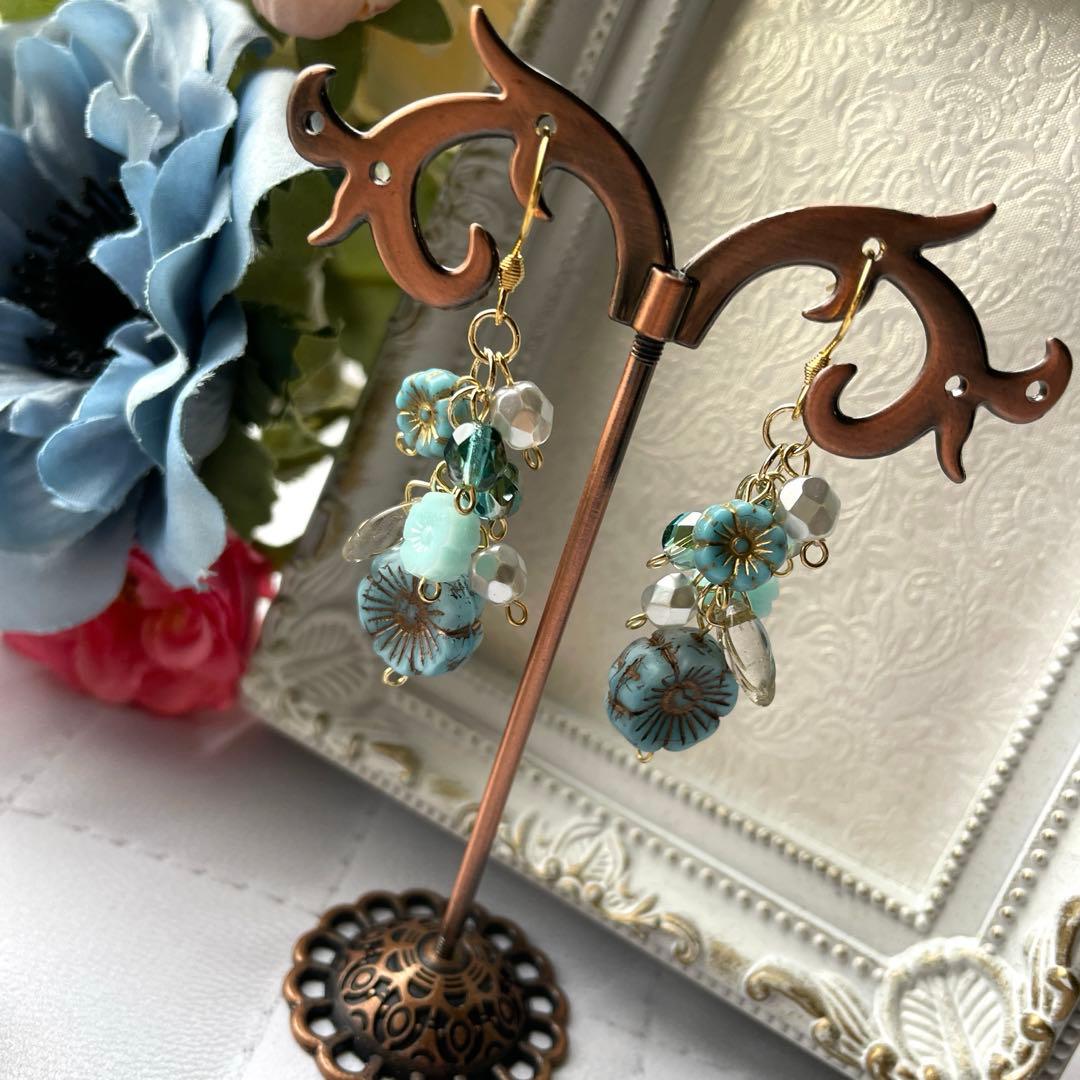 スカイブルーチェコビーズピアス.イヤリング