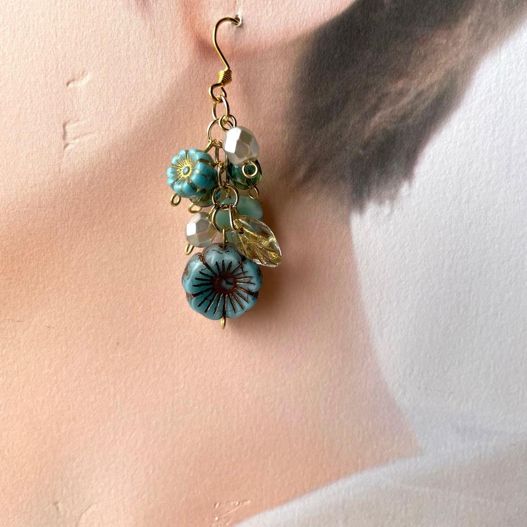 スカイブルーチェコビーズピアス.イヤリング