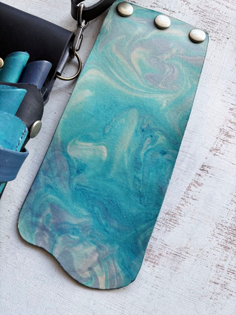 手染めターコイズマーブルの蓋付きコンパクトシザーケース