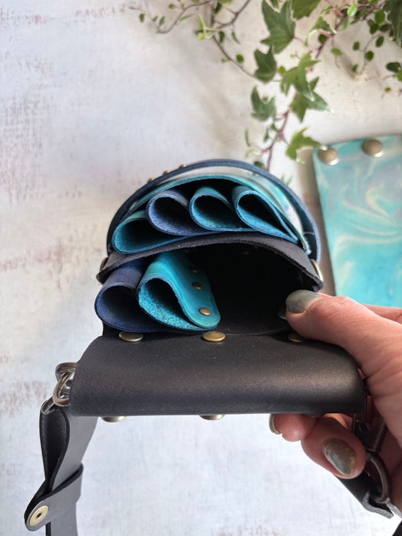 手染めターコイズマーブルの蓋付きコンパクトシザーケース