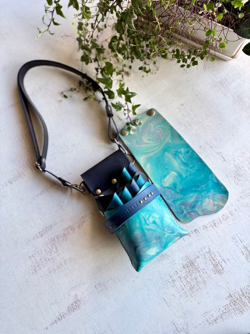 手染めターコイズマーブルの蓋付きコンパクトシザーケース