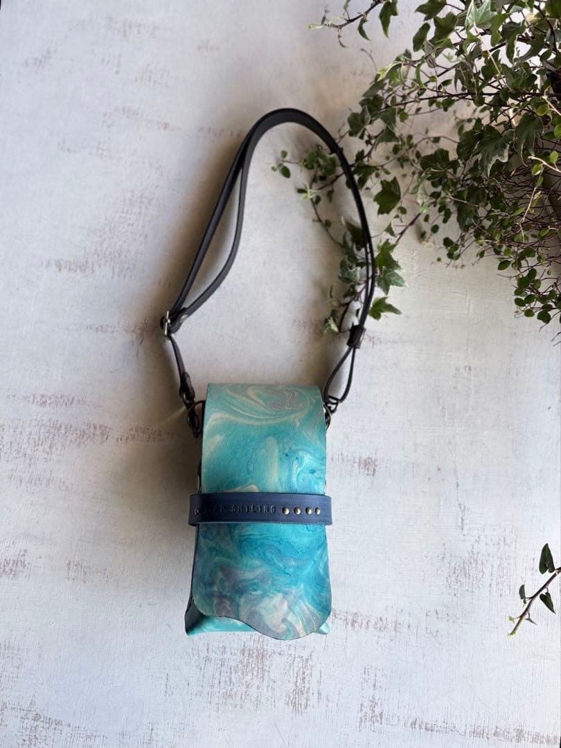 手染めターコイズマーブルの蓋付きコンパクトシザーケース