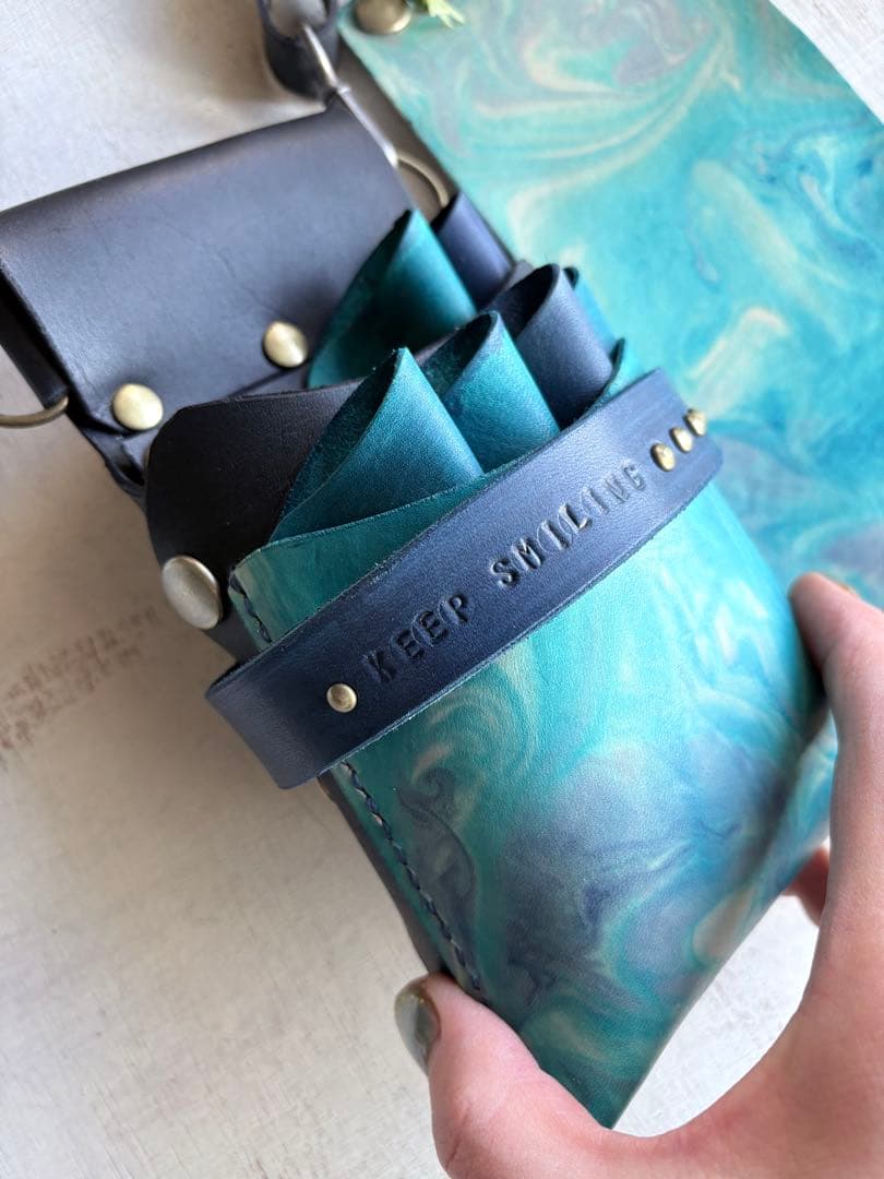 手染めターコイズマーブルの蓋付きコンパクトシザーケース