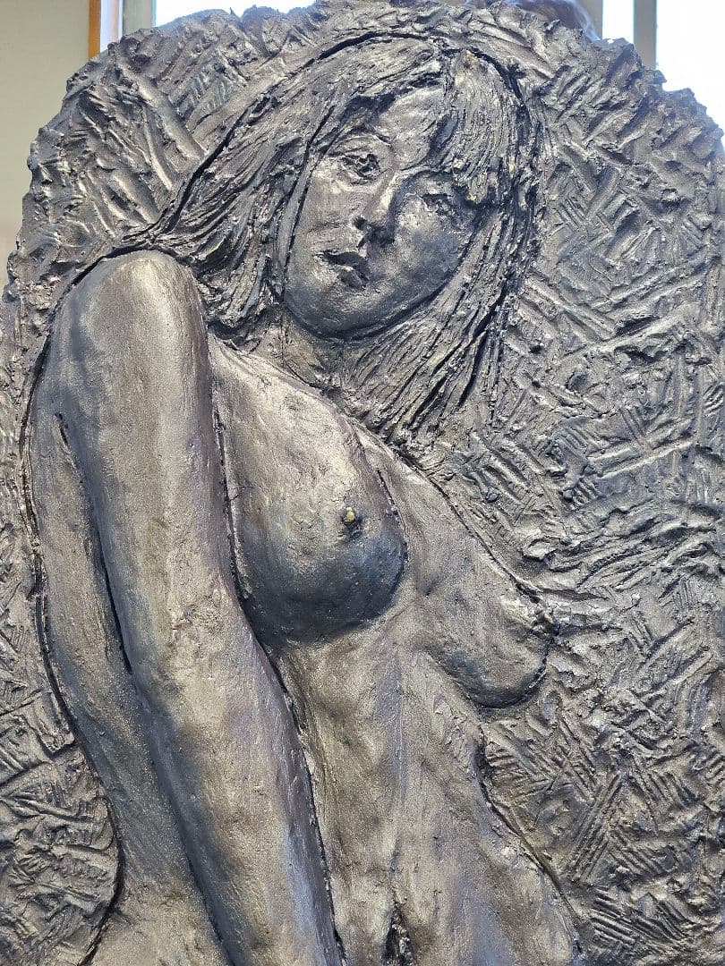 彫刻レリーフ　愛されないわたし