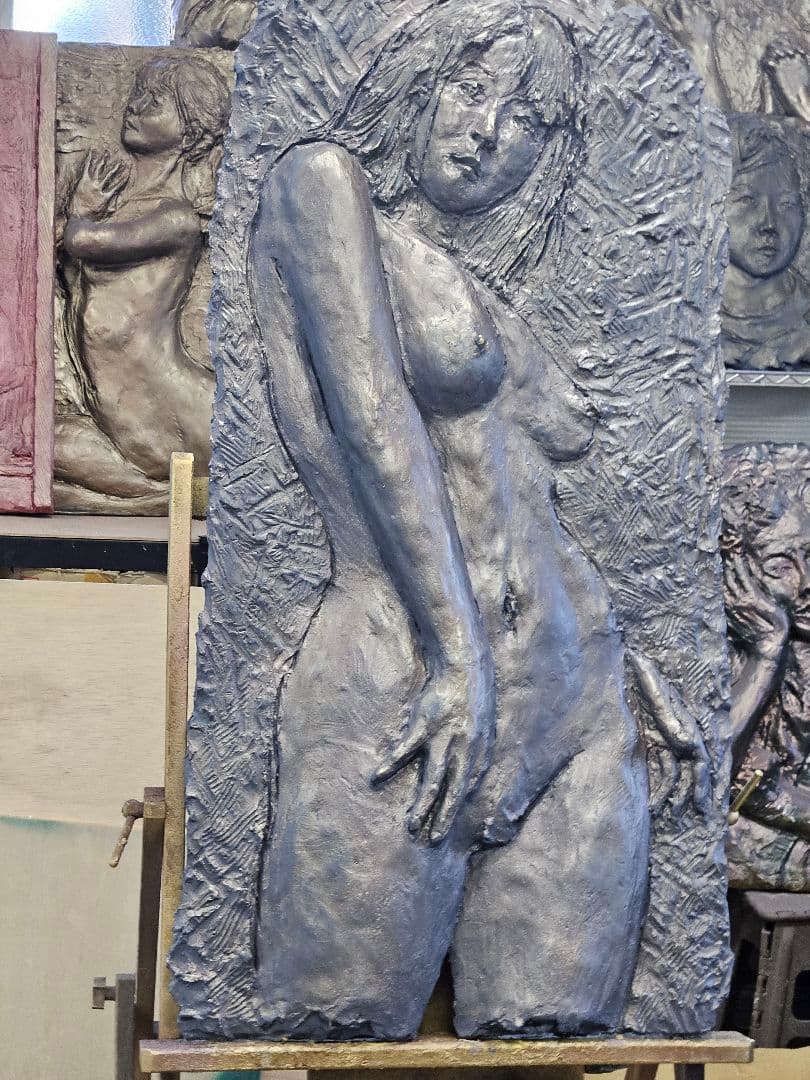 彫刻レリーフ　愛されないわたし