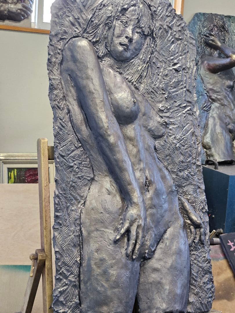 彫刻レリーフ　愛されないわたし