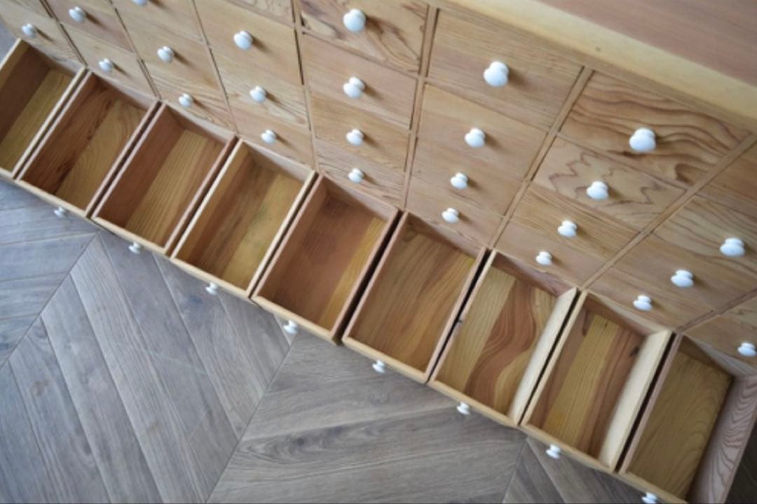 【希少 】白磁摘みの引き出し4 5杯ローボード　杉材