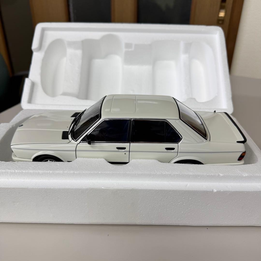 【新品】オートアート BMW 535i 1985 ホワイト　1/18