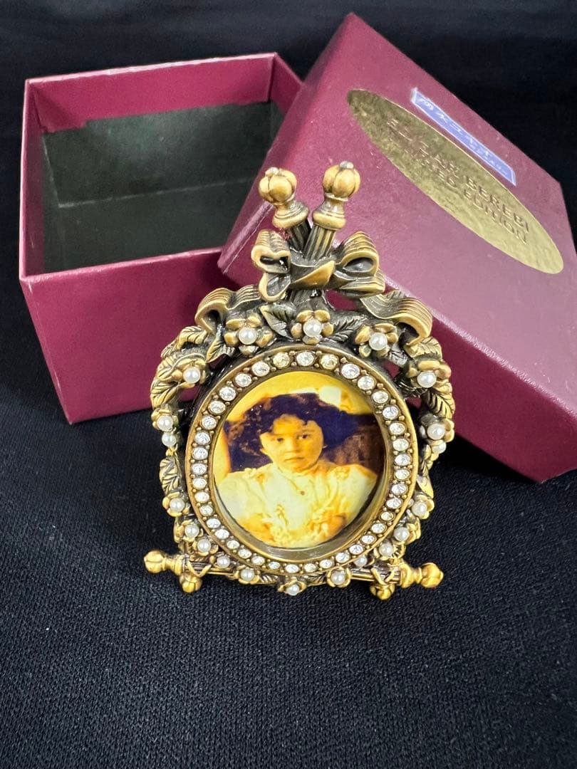 EDGAR BEREBI】リーガルミニフレーム】スワロフスキークリスタル】パール