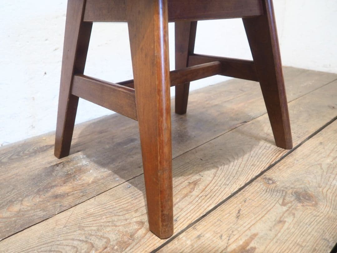 1219 レトロモダンなスツール　椅子　イス　チェア　花台　展示台　カフェ