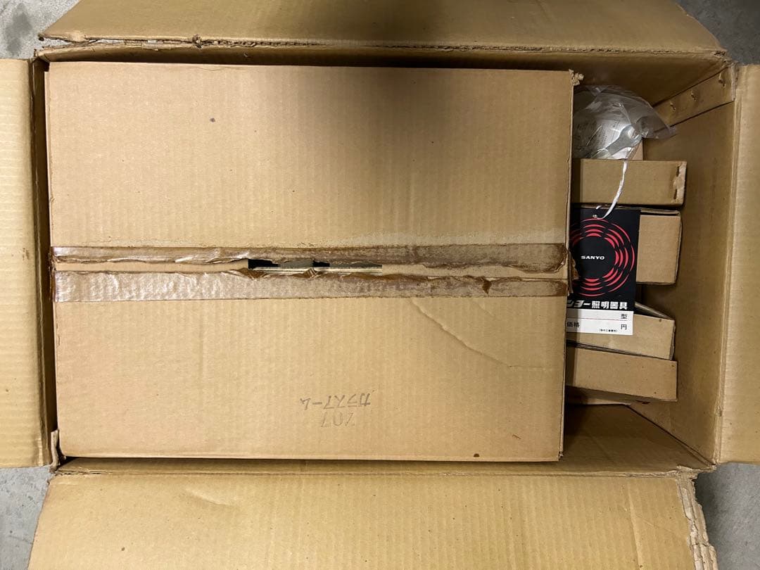 たのメル便送料込み☆昭和レトロ　サンヨー　シャンデリア