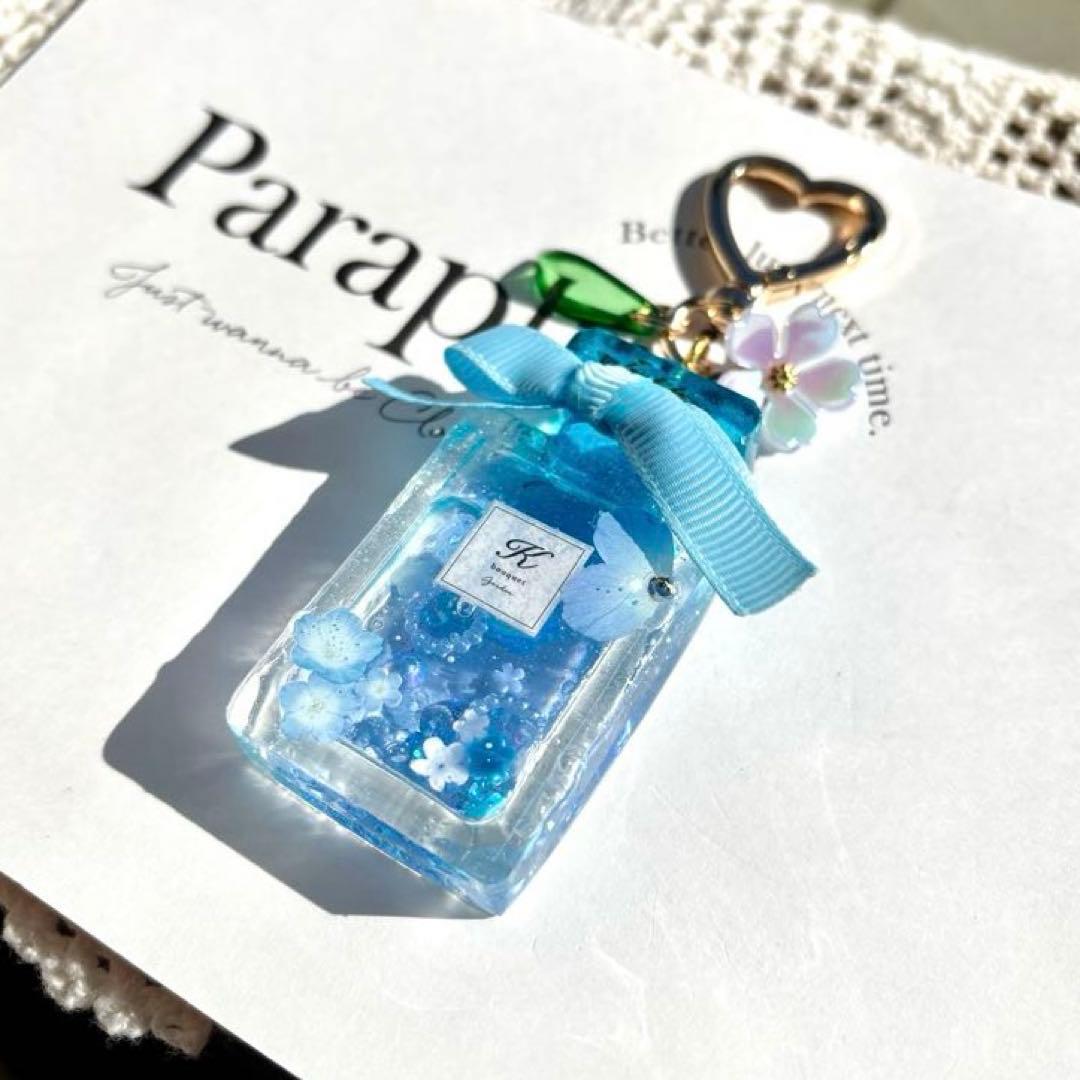 レジンシェイカーキーホルダー 香水瓶 ネモフィラ ブルーオイル - メルカリ