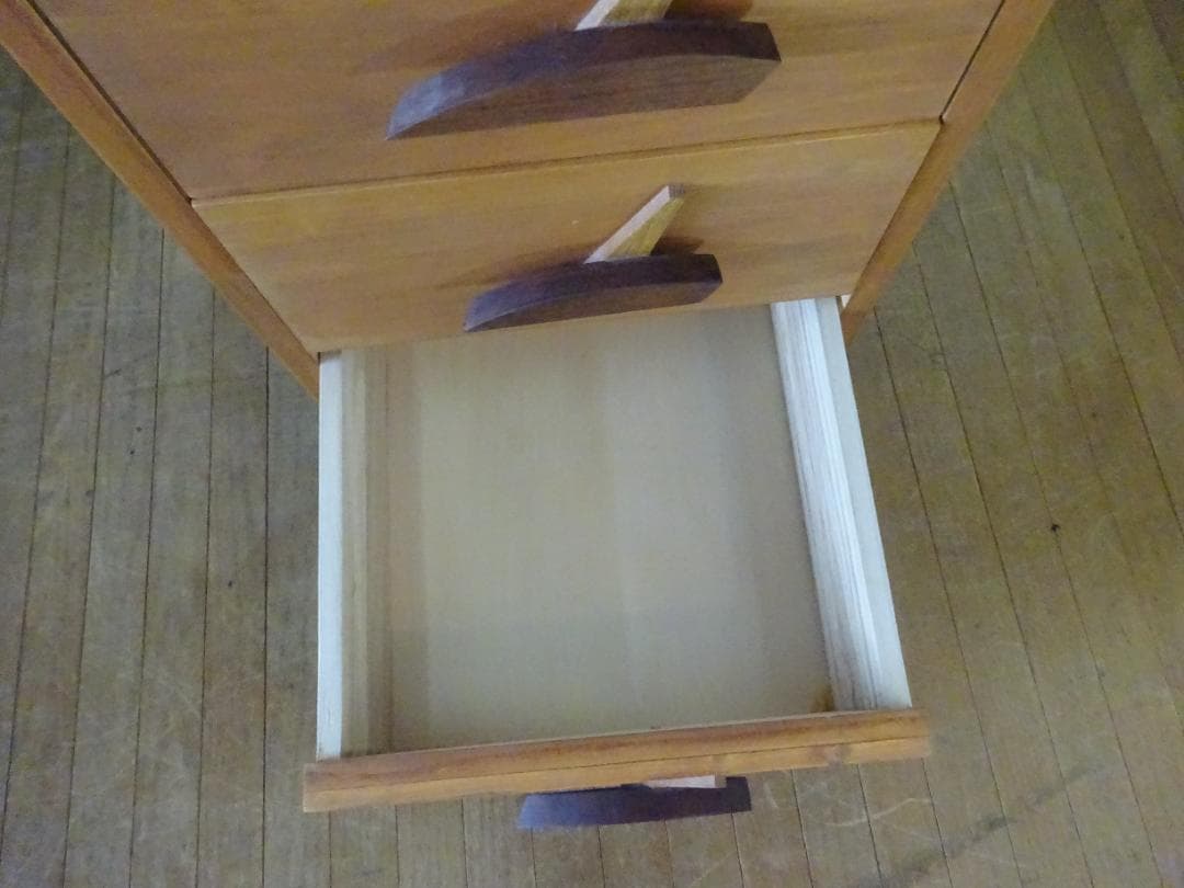 取っ手がアクセントの４段チェスト　ミニチェスト　電話台　小物収納　美品