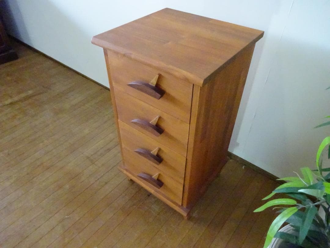 取っ手がアクセントの４段チェスト　ミニチェスト　電話台　小物収納　美品