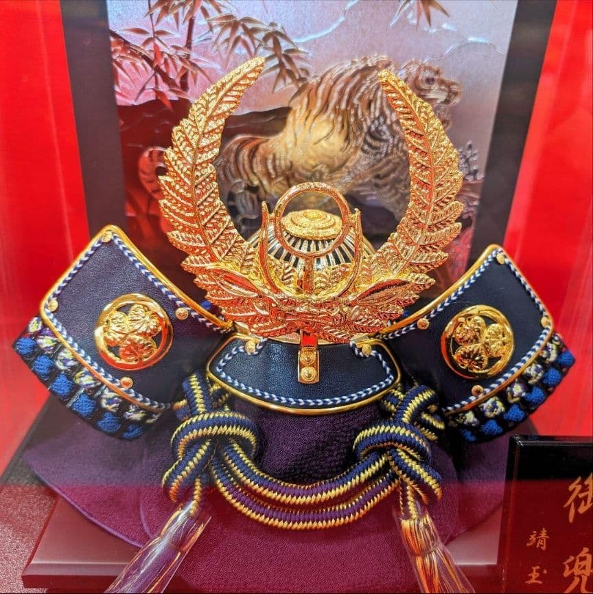 五月人形 兜飾り アクリルケース 徳川家康 虎 彫金 黒 シンプル 子どもの日