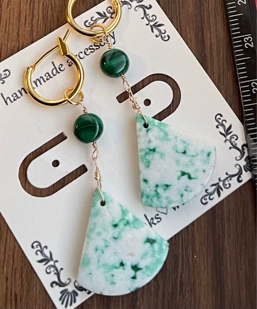 希少 グリーンオパライズドウッド 大きめピアスチャーム·͜· ︎︎