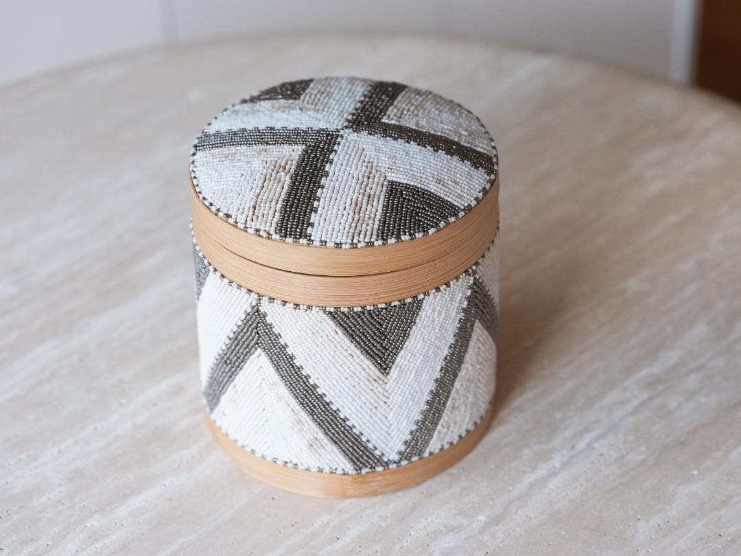 バリ島買付 ビーズ装飾 蓋付きバスケット 直径20cm 未使用 01