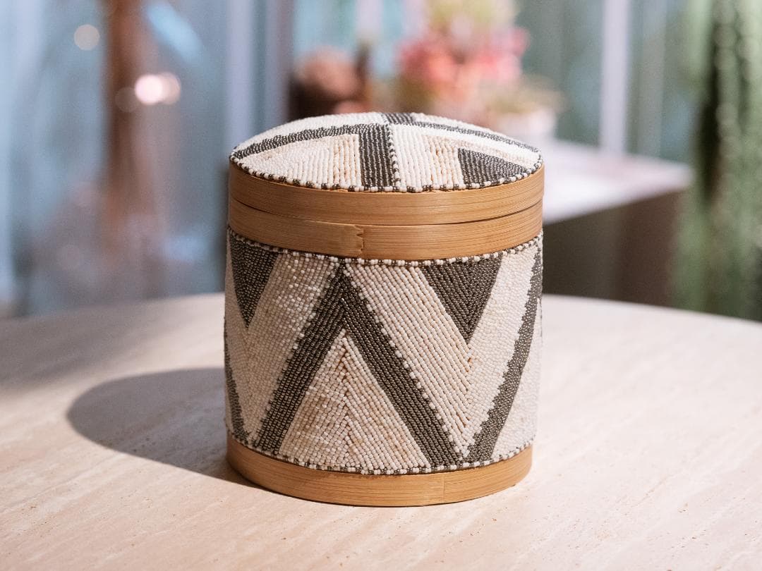 バリ島買付 ビーズ装飾 蓋付きバスケット 直径20cm 未使用 01