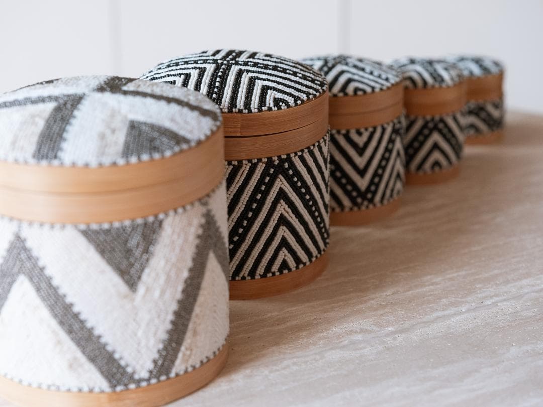 バリ島買付 ビーズ装飾 蓋付きバスケット 直径20cm 未使用 01