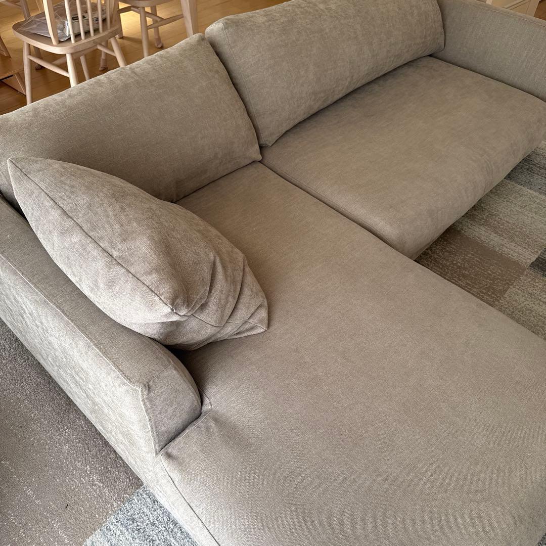 ベージュのファブリックコーナーソファ