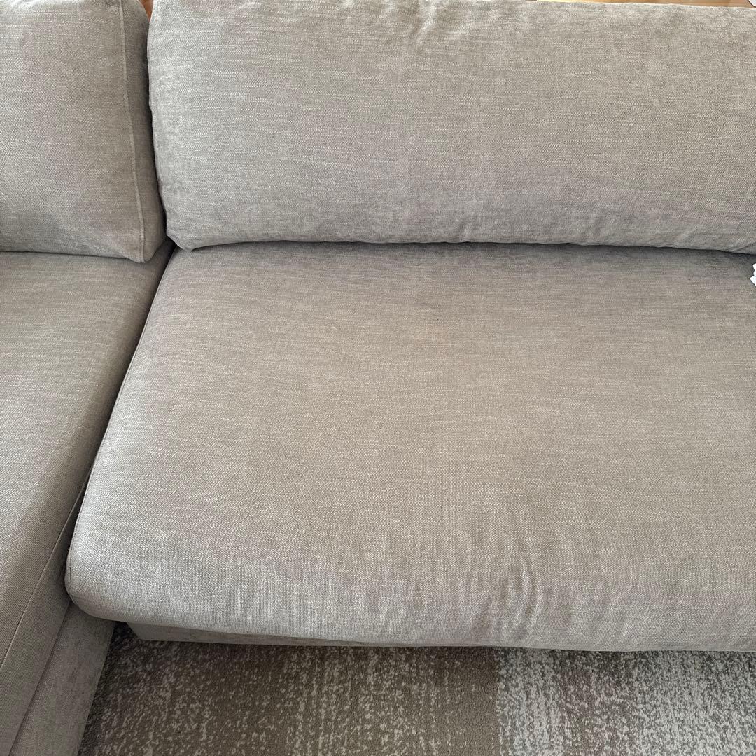 ベージュのファブリックコーナーソファ