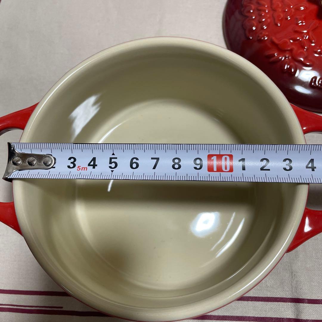 《新品》ルクルーゼ 14cm ノエルレリーフ　ココットロンド スターノブ