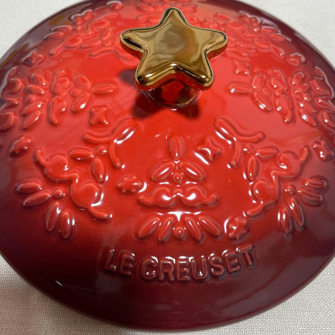 《新品》ルクルーゼ 14cm ノエルレリーフ　ココットロンド スターノブ