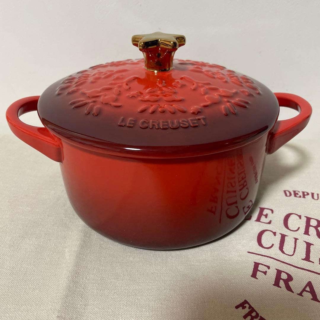 《新品》ルクルーゼ 14cm ノエルレリーフ　ココットロンド スターノブ