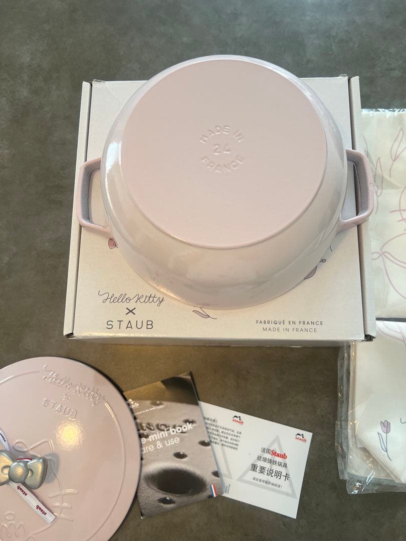 日本未発売海外限定 ストウブ ハローキティコラボ ワナベ24cm 特典2点